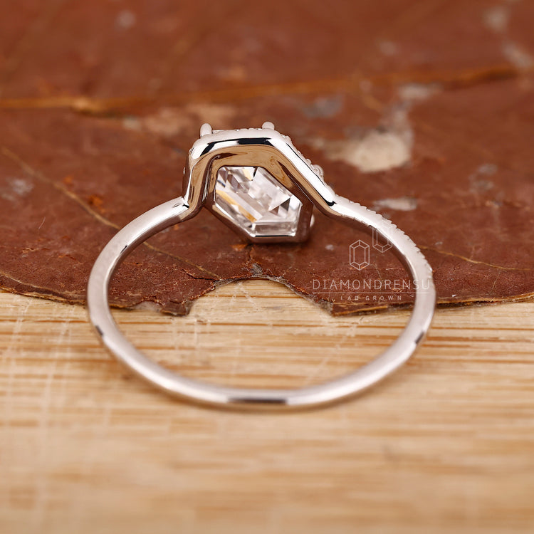 Unique nature motif diamond ring with cluster setting