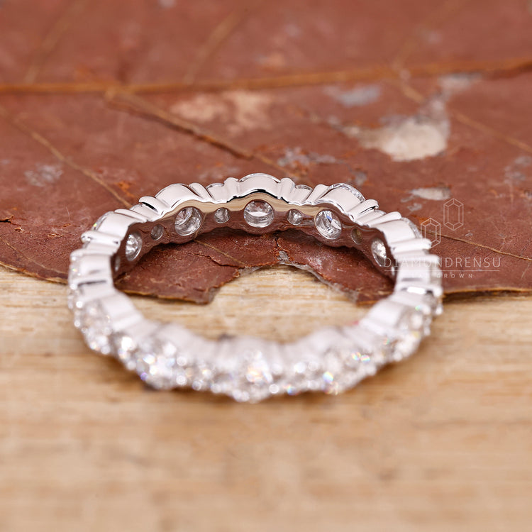 Shared prong band in full eternity design