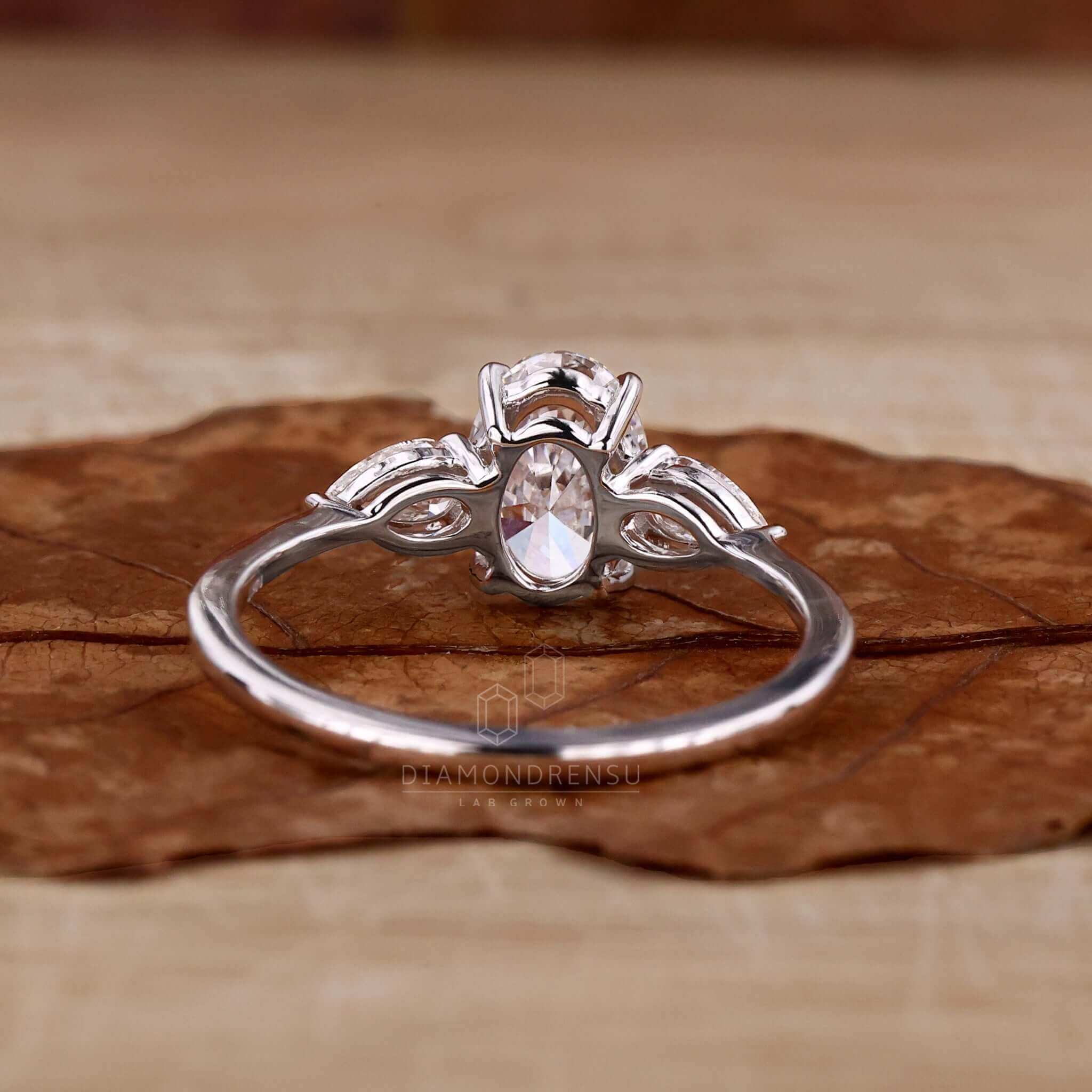 Ring three stones with Lab Grown Diamond, combining sustainability and brilliance in a stunning engagement ring for women.