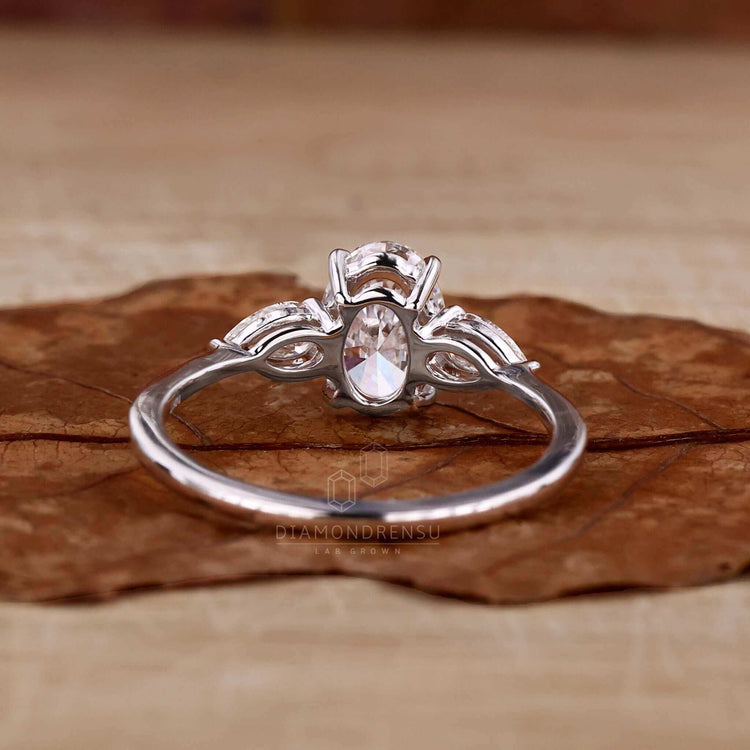 Ring three stones with Lab Grown Diamond, combining sustainability and brilliance in a stunning engagement ring for women.