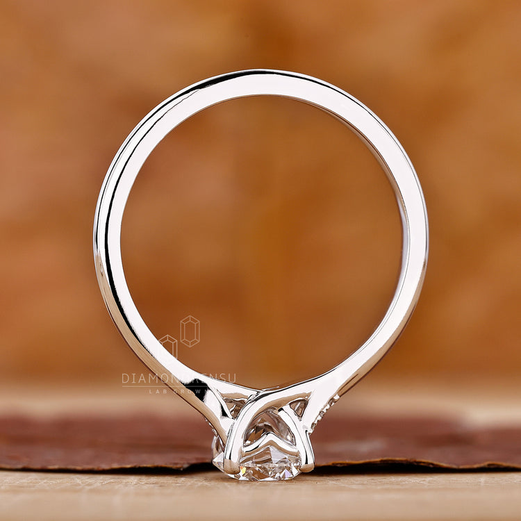 Trellis diamond ring with round diamond ring