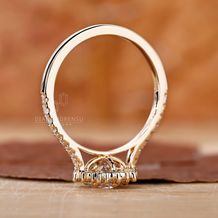 Prong setting on round cut diamond ring