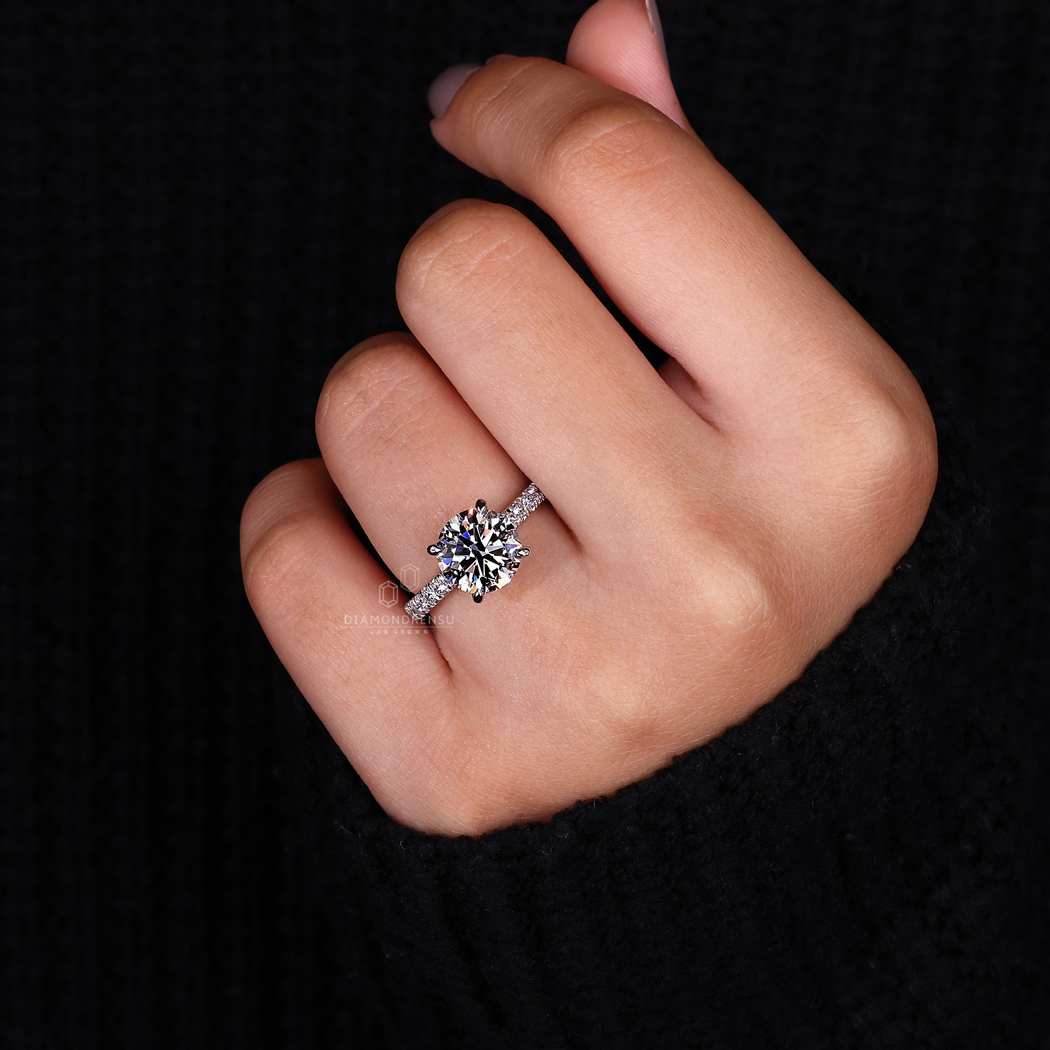 Diamondrensu UK engagement ring with a classic round diamond.