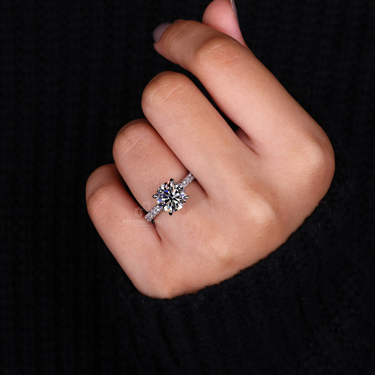 Diamondrensu UK engagement ring with a classic round diamond.