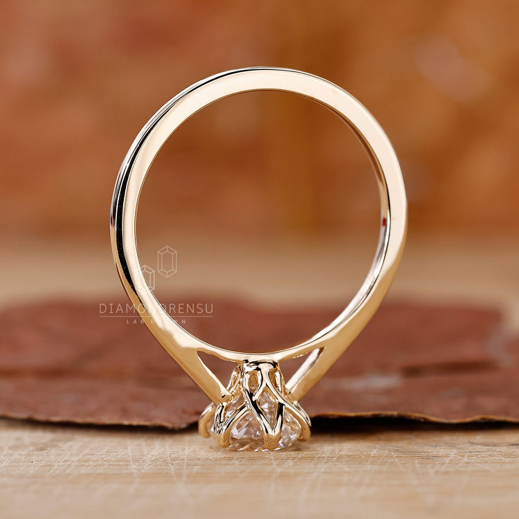 Diamondrensu UK Ring with signature style and quality stones.