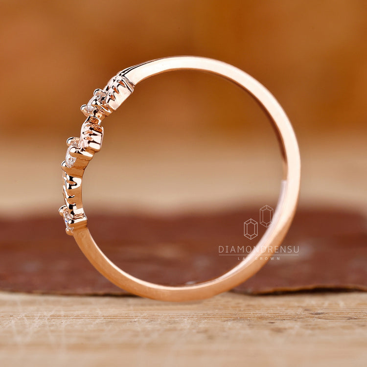 Diamondrensu UK vine wedding band.