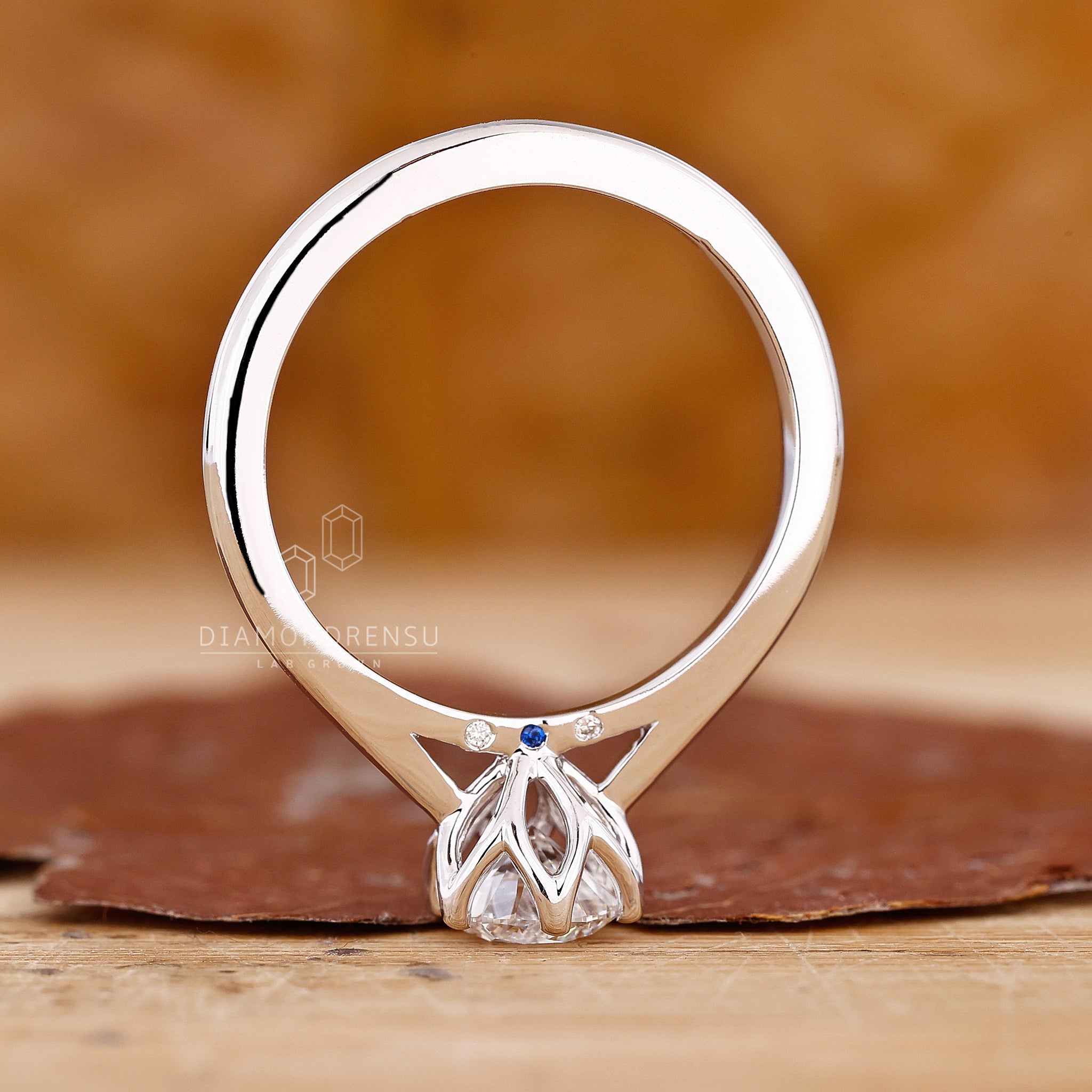 Handmade jewellery in white gold with tulip and tapered shank.