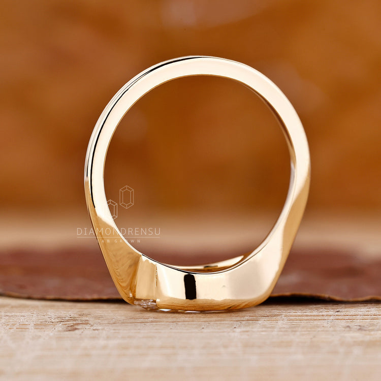 Diamondrensu UK engagement ring featuring a marquise solitaire.