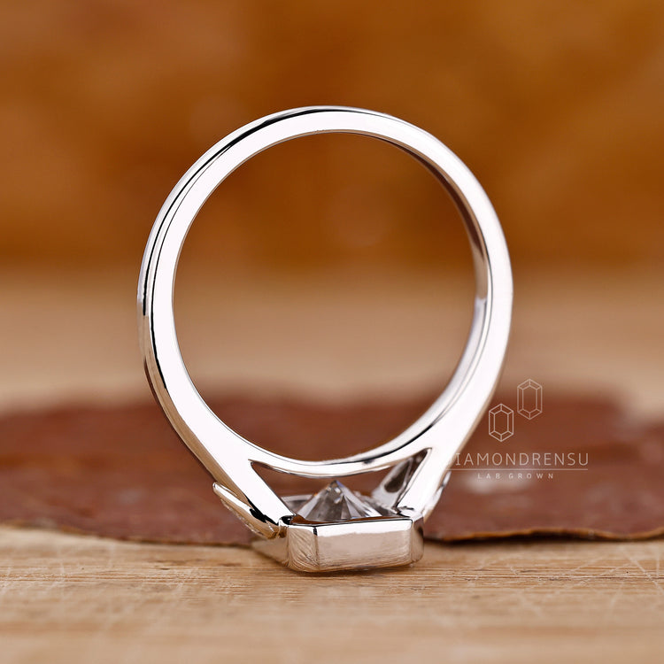 Diamondrensu UK ring with lab grown diamonds and expert craftsmanship.