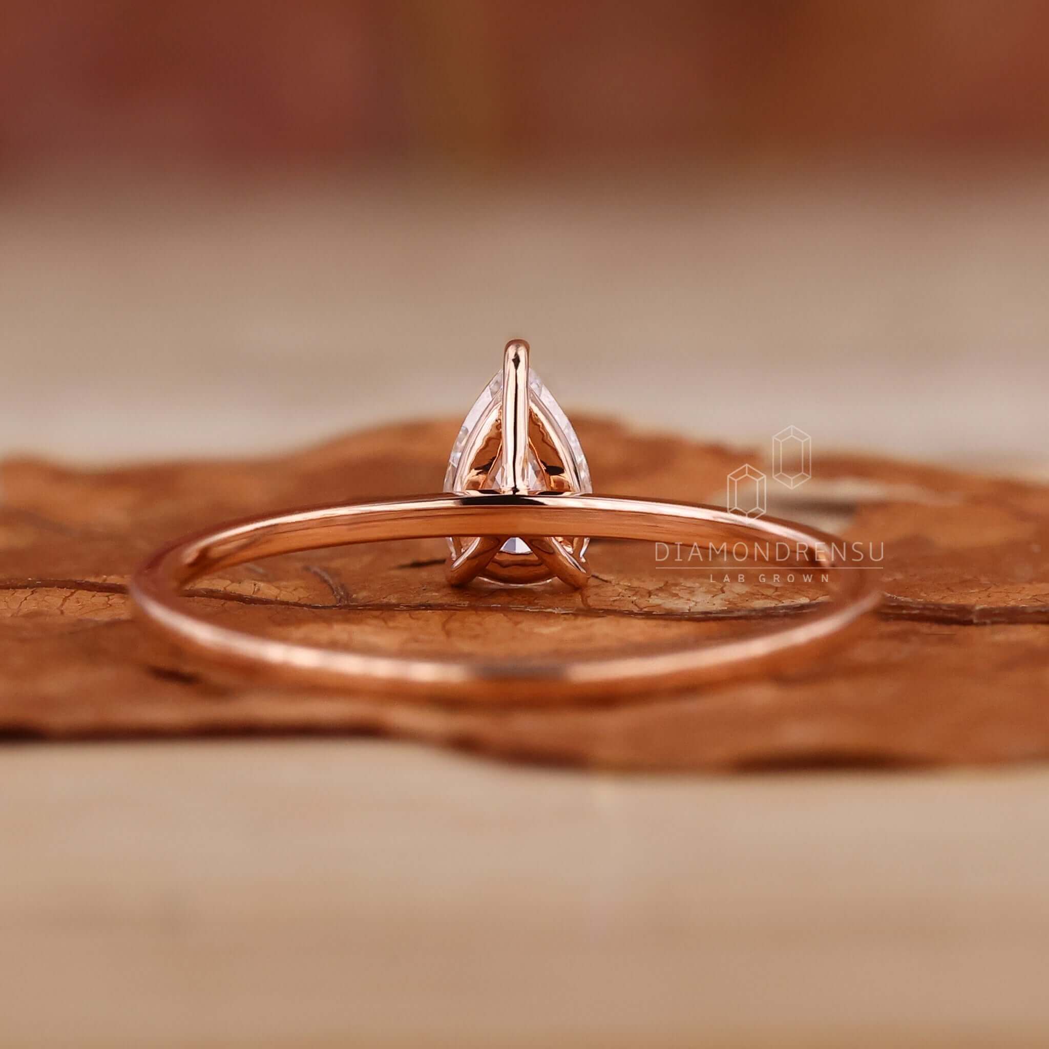 Diamondrensu UK engagement ring featuring a pear solitaire style.