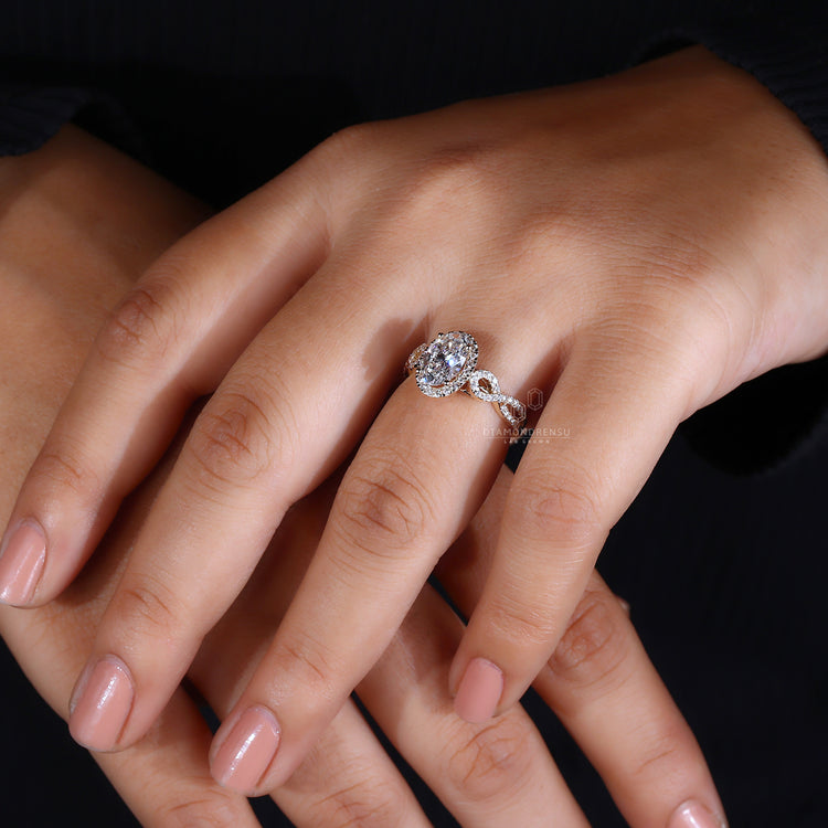 Round diamond side stone in pave band style.