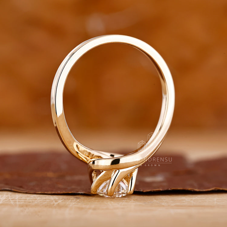 Diamondrensu UK engagement ring with classic bypass look.
