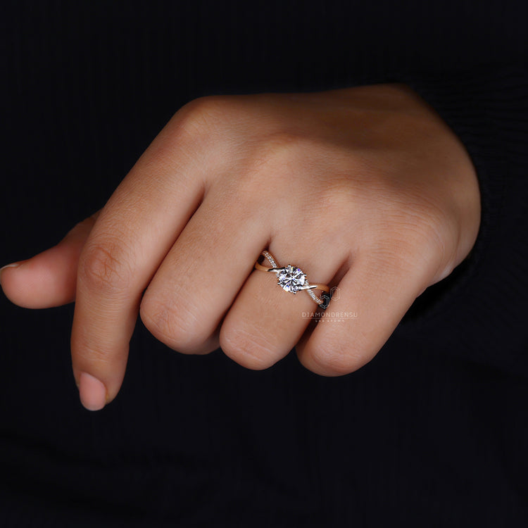 Round cut diamond twisted band ring.