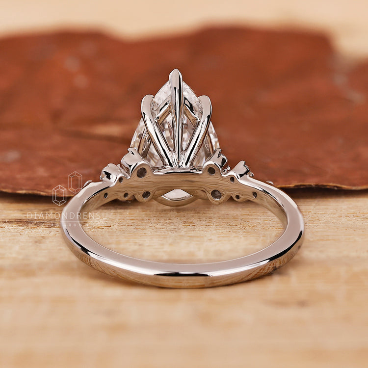 White gold ring with round diamond ring detail