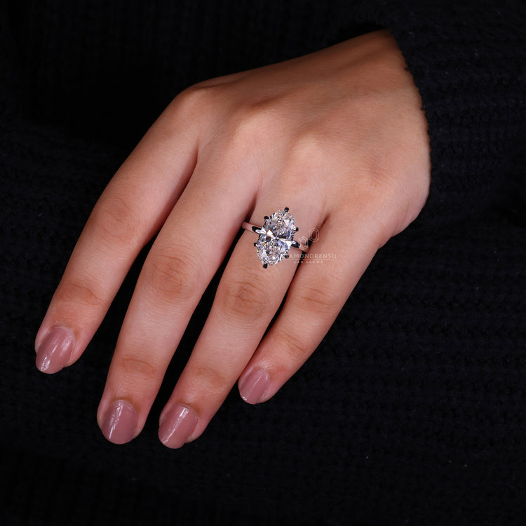 White gold ring featuring Solitaire engagement ring