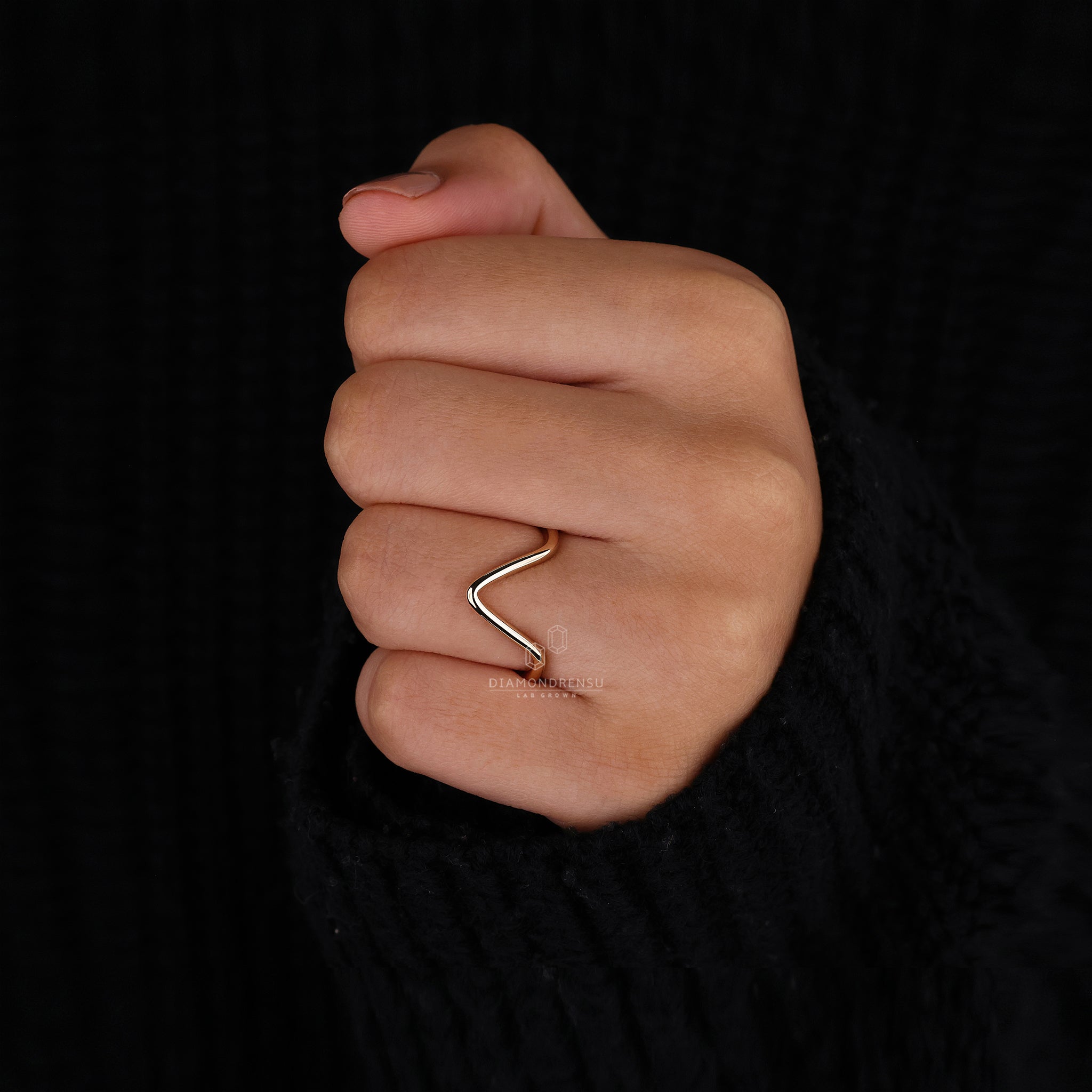 Handmade band with yellow gold and smooth chevron curve.