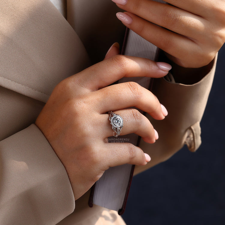 Round cut diamond in white gold engagement ring look.