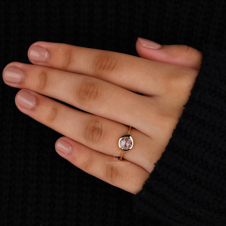 Diamondrensu UK engagement ring in yellow gold solitaire design.