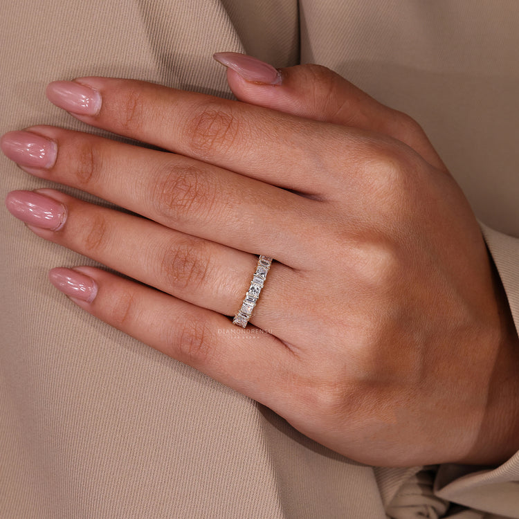 Diamondrensu UK band with a timeless half eternity silhouette.