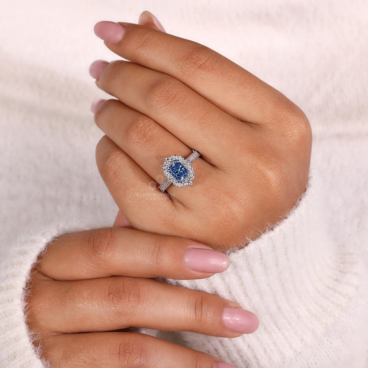 Diamond ring UK has radiant and halo style made for special moments.