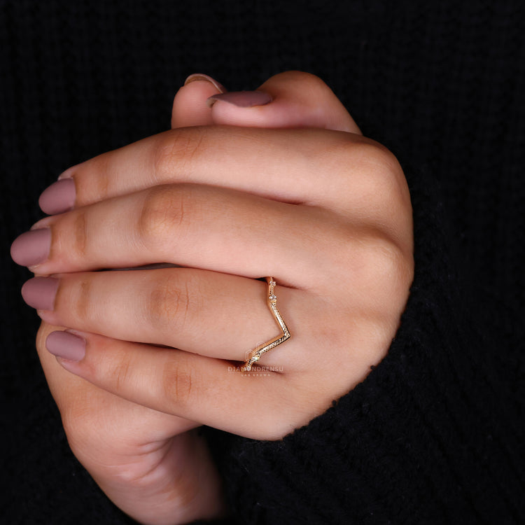 Elegant V-shaped curved wedding band.