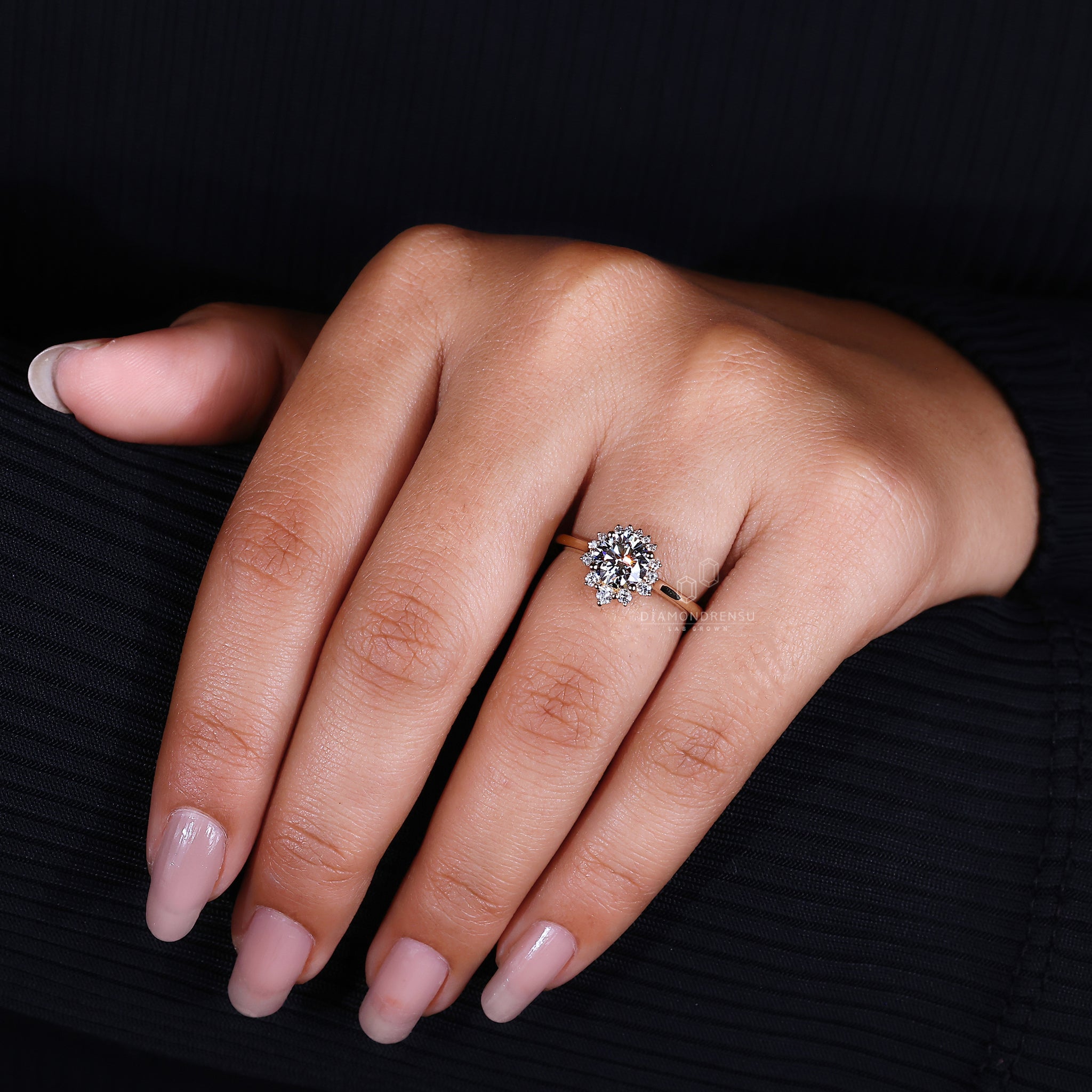 Round side stones held by prong setting.