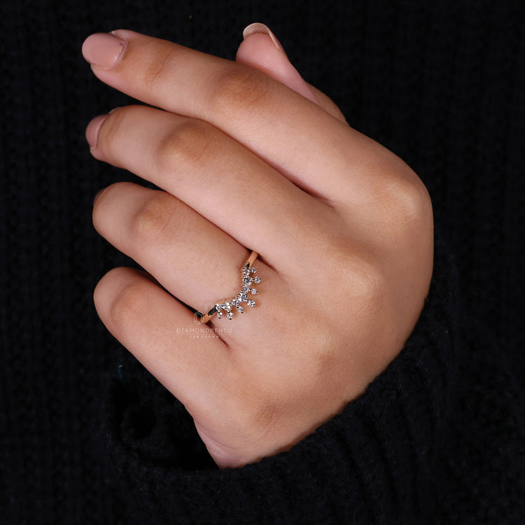 Round diamond wedding band in yellow gold