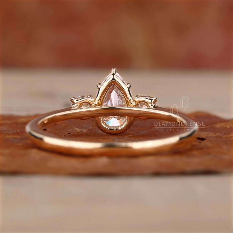 Diamondrensu UK engagement ring for women with timeless beauty.