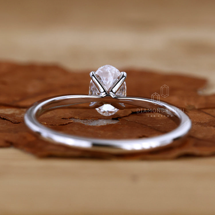 Buy engagement ring with oval diamond UK.