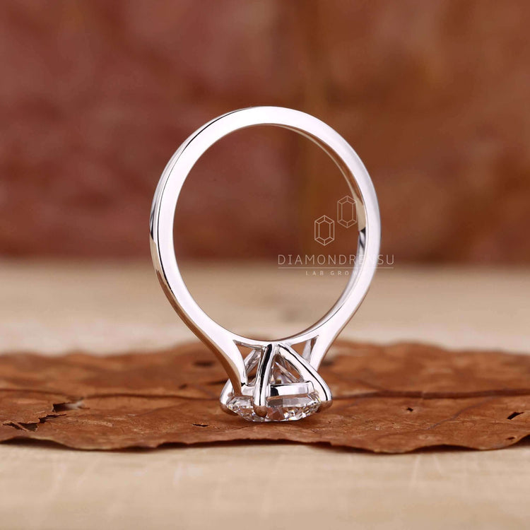 Simple proposal ring with a solitaire diamond ring, designed as a classic and modern engagement ring for women.