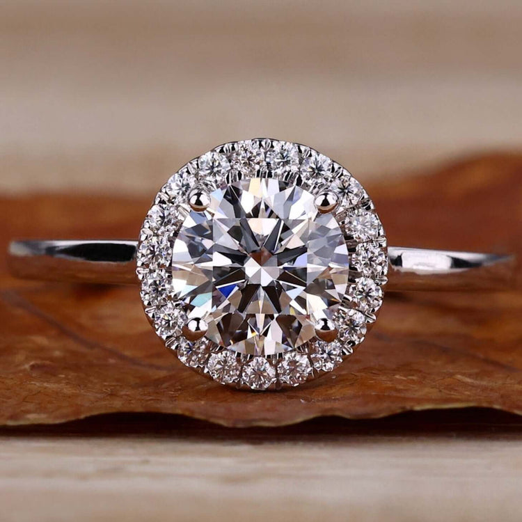 White Gold Engagement Ring featuring a brilliant cut diamond in a stunning halo ring setting for timeless elegance.