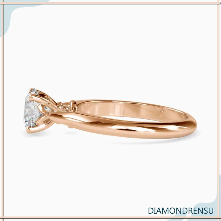 Diamondrensu UK ring with round diamond and 4 prong style.