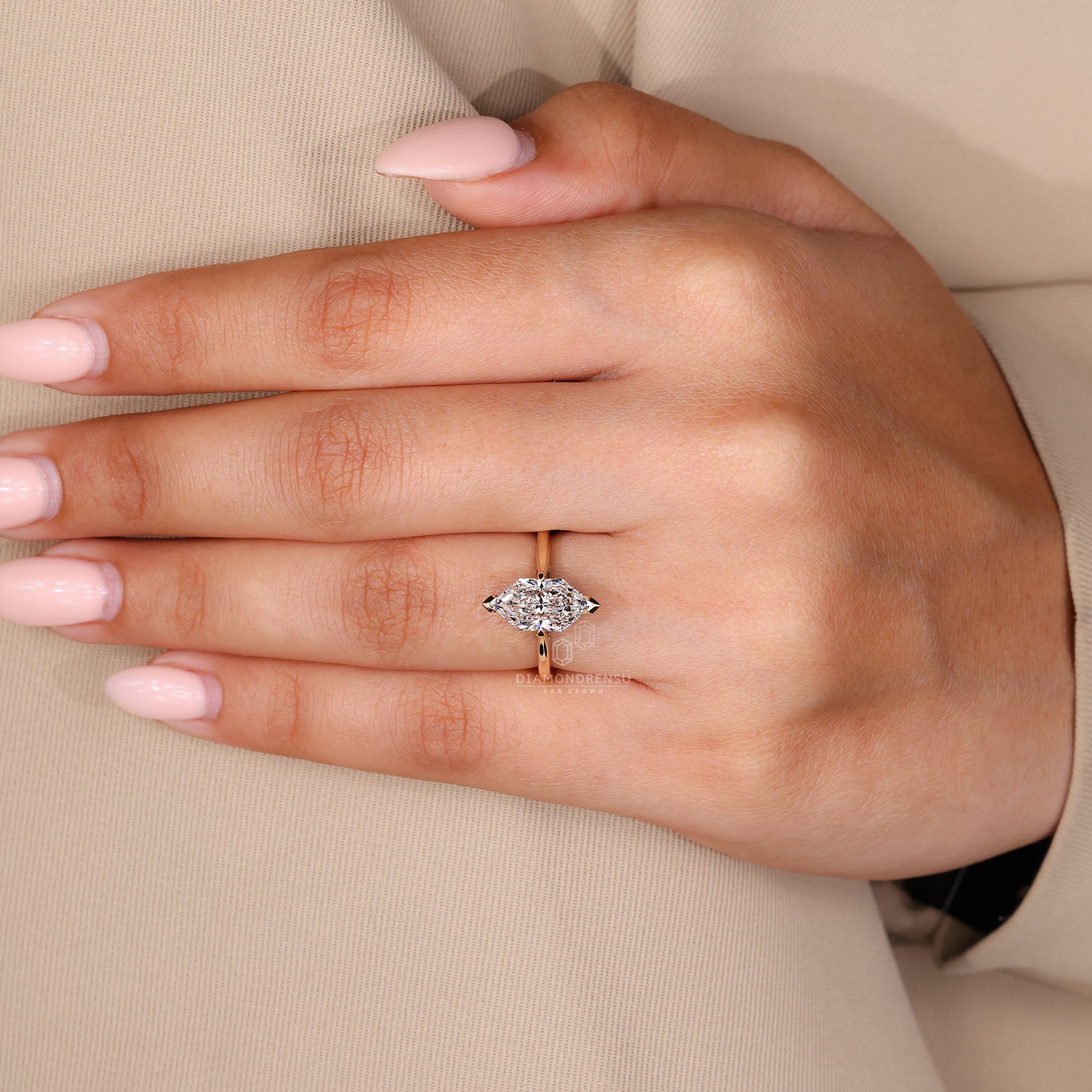 2 V Prong and 2 Claw Prong used to hold center diamond securely.