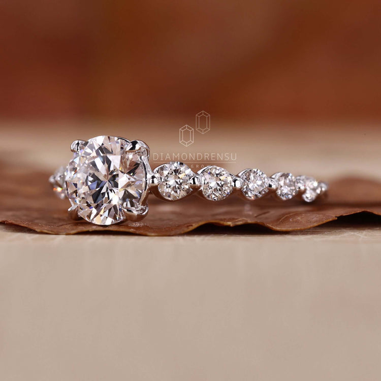 Shimmering round diamond set in a sleek and stylish setting.