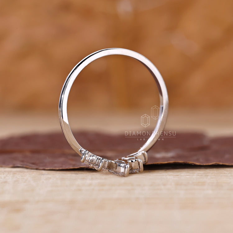 Lab Grown Diamond ring in a curved 5 stone wedding band style.