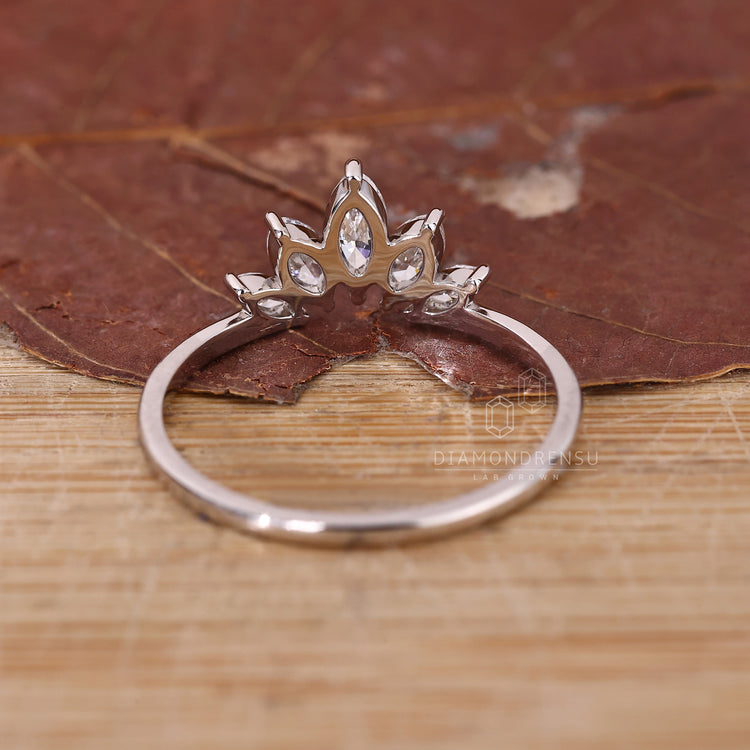 Buy wedding band in curved white gold with five brilliant stones.