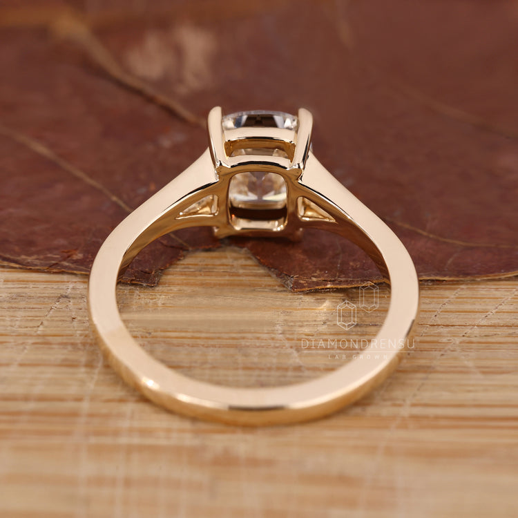 4 Claw Prong Setting used in Diamondrensu UK engagement ring.