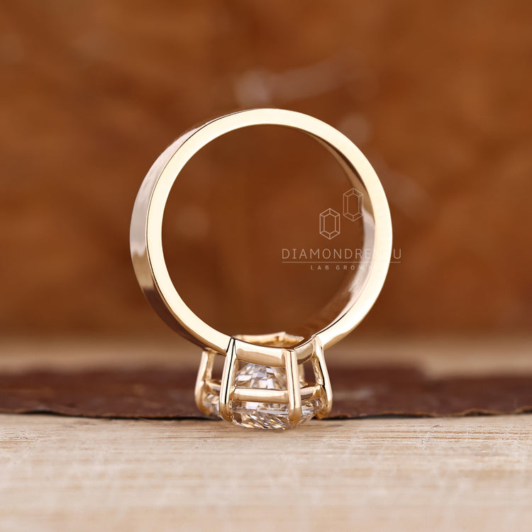 Six claw prong diamond ring with wide band structure