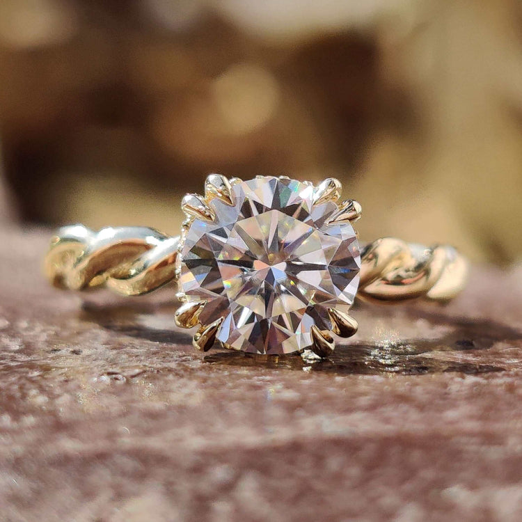 Twisted Engagement Ring with Moissanite Round Brilliant Cut in Yellow Gold