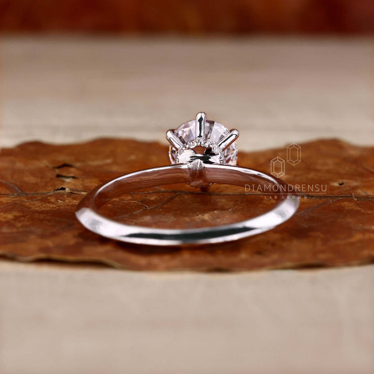 Knife edge shank ring featuring a Lab Grown Diamond, igi certified for sustainable and ethical jewellery options.