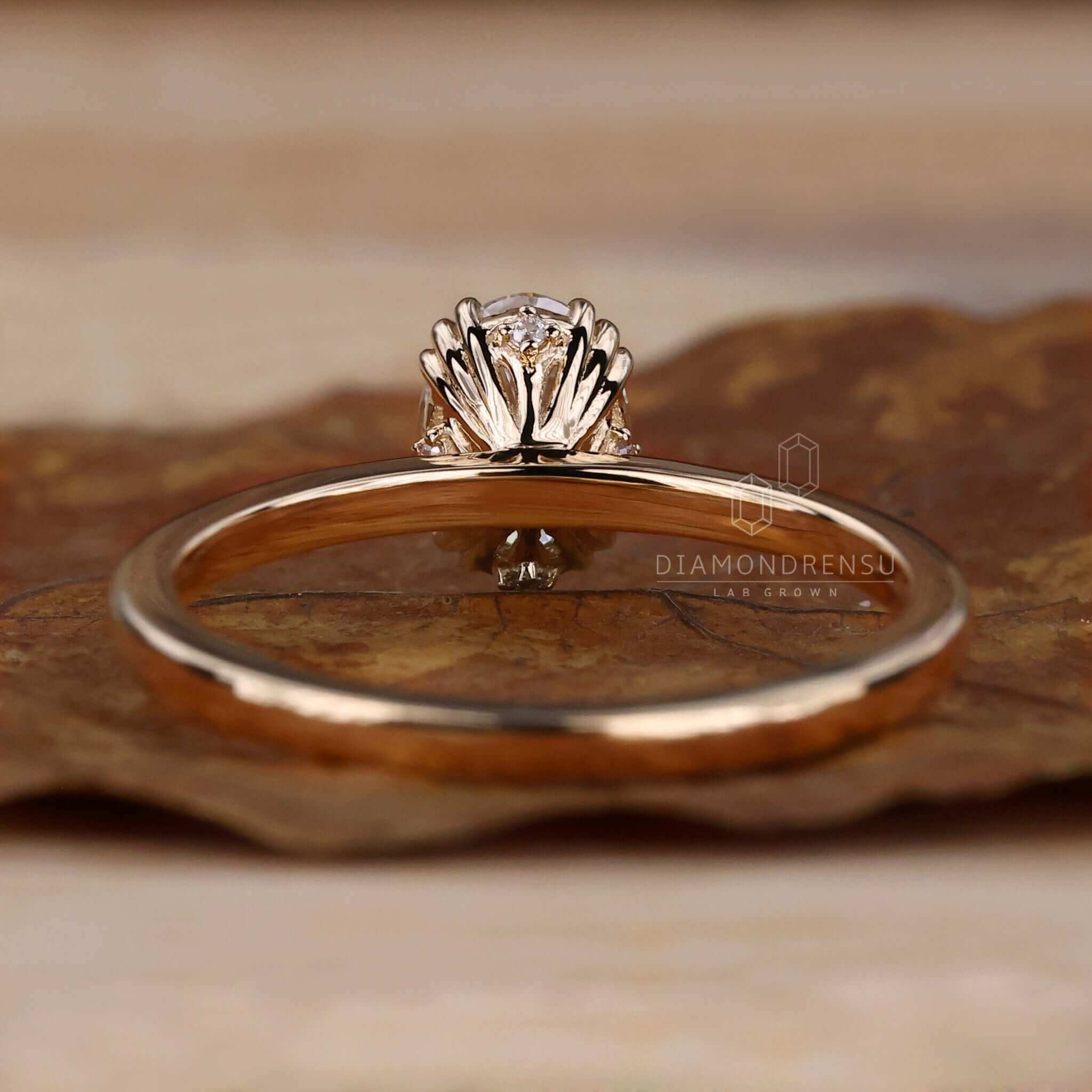 Solitaire diamond ring with a unique diamondrensu UK touch.