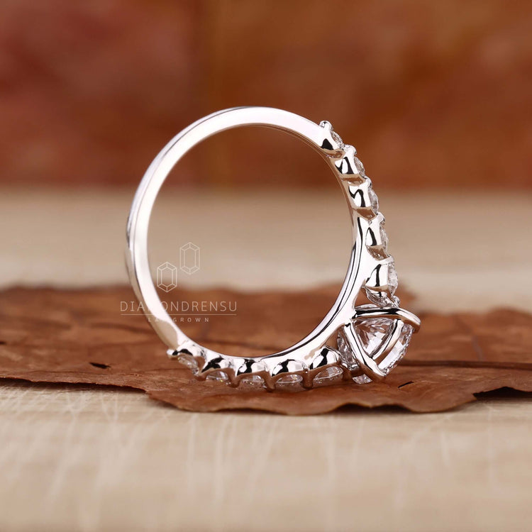 Round cut diamond with radiant brilliance for a stunning look.