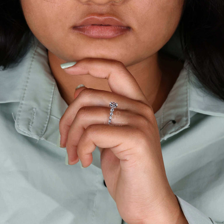 4 prong claw setting showcasing a dazzling diamond centrepiece.
