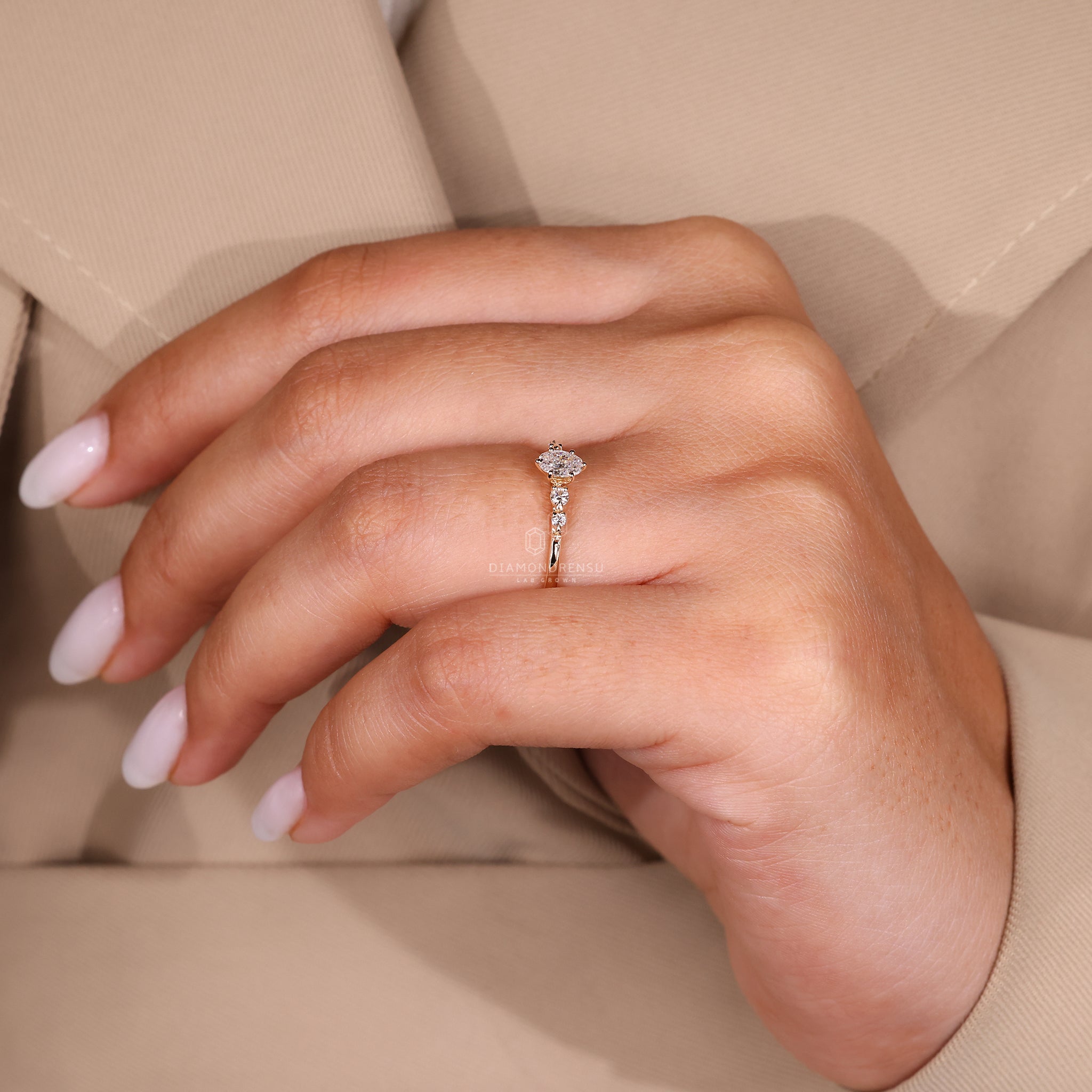 Unique oval diamond ring in yellow gold