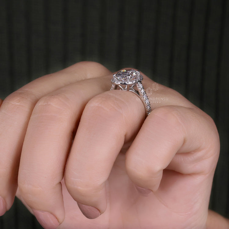Exquisite pave ring designed for lovers of elegant jewellery.