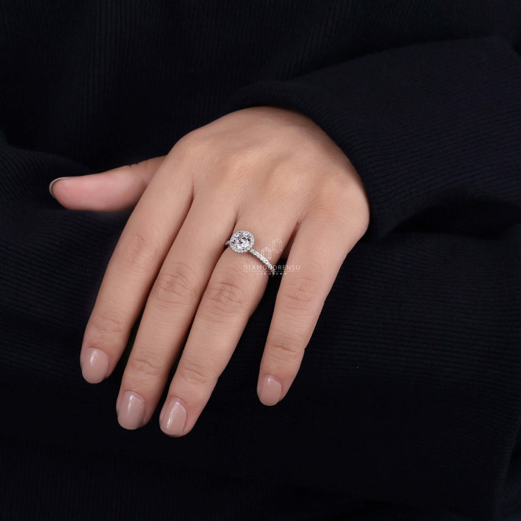 Handmade jewellery featuring a 4 prong diamond setting by Diamondrensu UK