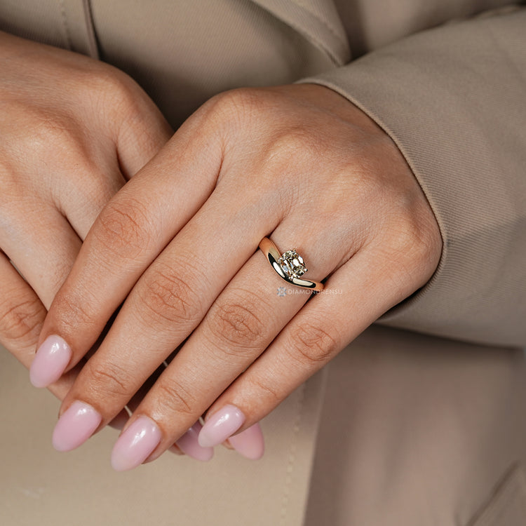 Solitaire engagement ring with tapered shank and OMC diamond.