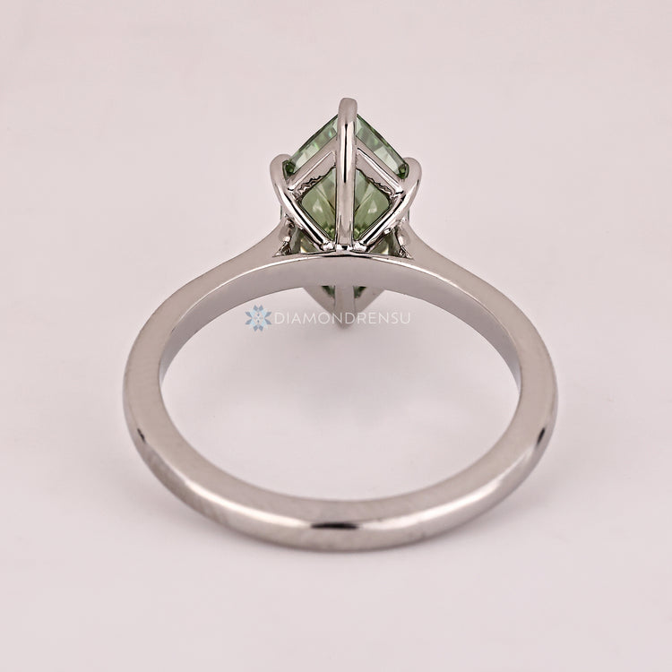 Dutch marquise ring with green centre stone.