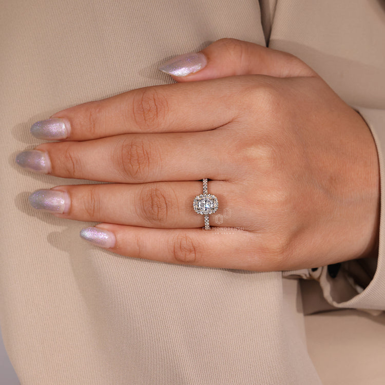 4 prong claw setting holds the oval diamond.