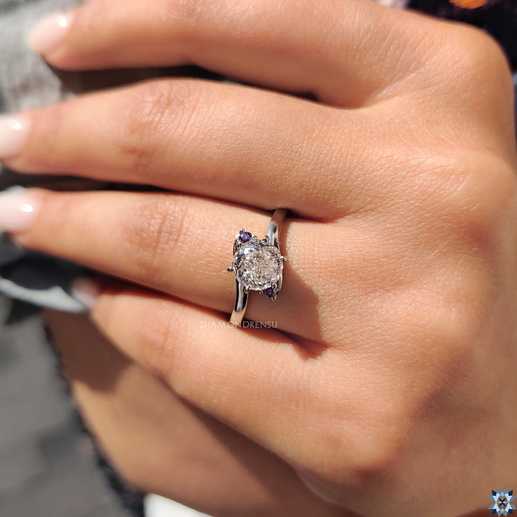 Buy moissanite ring from Diamondrensu UK with rose cut side detail.